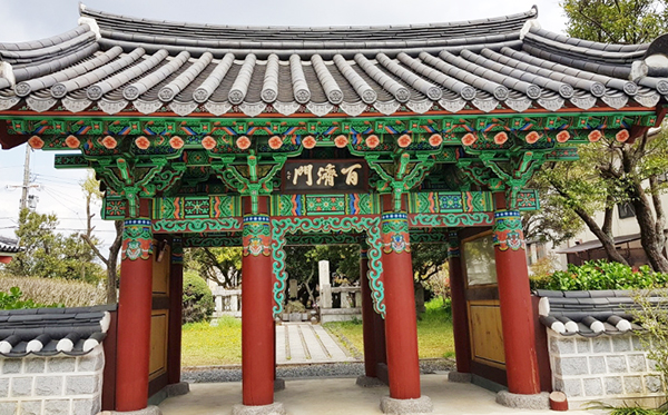 '백제문'과 ‘왕인묘’  일본 오사카 시에서 동북쪽으로 32㎞ 떨어진 오사카부 히라카타 시에 위치한 왕인박사 묘와 백제문. 2006년 10월 한일 양국 문화친선협회가 건립한 백제문에 들어서면 ‘오사카부 지정 사적 전왕인묘(傳王仁墓)’라고 씌여진 작은 비석이 서 있다. 왕인박사는 1600년 전 천자문과 논어를 갖고 일본에 건너가 아스카문화의 시조가 되어 여러 곳에 유적이 남아 있다.