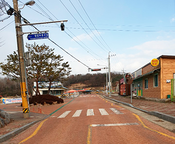 지난해 12월 어린이보호구역 내 교통사고를 강력 처벌하는 이른바 '민식이법'이 통과되면서 어린이보호구역 내에 과속단속카메라, 과속방지턱, 신호등 설치가 의무화됐다. 사진은 영암읍 소재 영암초등학교 앞 어린이보호구역(스쿨존).
