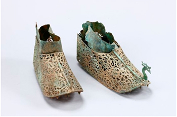 나주 정촌고분 출토 금동신발 / 문화재청은 4월 21일 나주 정촌고분에서 출토된 금동신발을 보물로 지정했다고 발표했다.