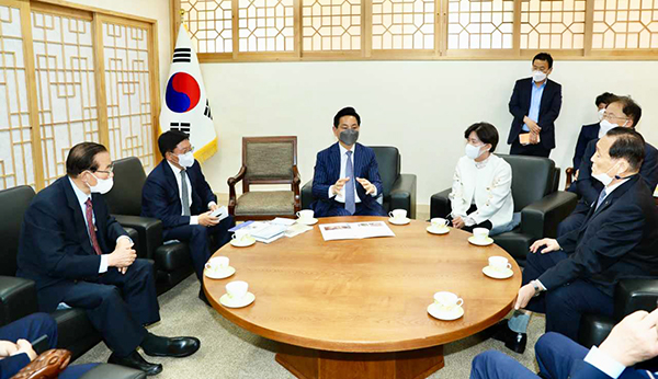 지난 5월 7일 전동평 군수와 유인학 마한역사문화연구회장 등은 김현모 문화재청장과 만나 한 시간 동안 마한문화의 세계유산 등재에 관해 깊이 있게 논의했다.