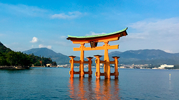 일본 3경(景)의 하나로 바다 위에 있는 오오토리(大鳥居). 미야지마(宮島)의 이츠쿠시마(嚴島) 신사(神社)와 함께 세계문화유산으로 등재돼 외국인 관광객들에게 인기를 끌고 있다. 
