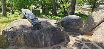 신선바위 가야금 동산 꼭대기에 있는 신선바위. 김창조가 신선바위에 앉아서 월출산 천황봉을 바라보며 가야금을 수련했다는 이야기가 전해진다.