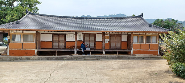 300년 된 월암마을 함양 박씨 입향조 고택 전경. 현재 8대손인 박석구 씨가 거주하고 있다. 고택 안에 걸린 박씨의 자작시 ‘나의 하느님’이 눈길을 끈다.(오른쪽 작은 사진)