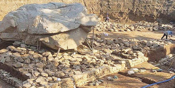 훼손된 김해 구산동 지석묘 / 가야유산 복원정비 과정에 받침돌이 훼손된 김해 구산동 지석묘. 고고학적 자료는 그 자체가 곧 보물이다.    