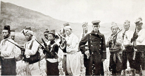 일본군은 영암 의병들이 거점으로 하고 있는 국사봉 해발 613m 고지를 등고선을 이용한 전투약도를 그려 작전 계획을 수립하여 토벌 작전을 벌였다. 사진은 1907년 영국인 종군기자 프레더릭 매켄지가 구한말 의병들을 촬영한 것이다.