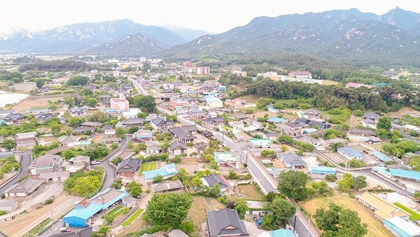 서호정 국사암에서 동쪽 방향으로 바라본 구림마을 전경 - 사진에 보이는 가운데 길이 구림마을을 남북으로 가르는 중앙로이다. 길 오른쪽은 고산리, 왼쪽은 동계리다. 이 길을 따라 직진하면 학암리, 죽정리를 지나 월출산 도갑사에 이른다.