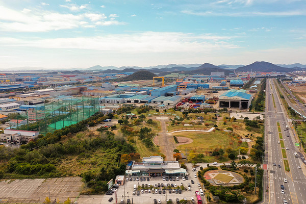 2018년 중소형 선박을 건조할 수 있는 공동 진수장이 대불산단 내에 조성됐지만 플로팅 도크 해외매각으로 120억이 투입된 공동 진수장이 ‘절름발이’가 될 처지에 놓였다. 사진은 대불국가산단 전경.