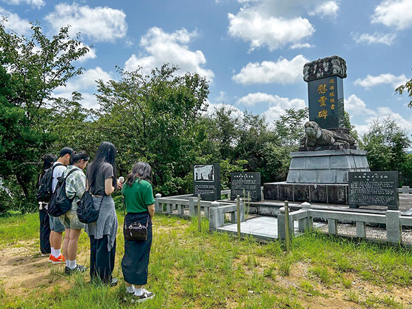 삼호고 학생들이 미이케 탄광 조선인 강제징용자들을 위한 위령비 앞에서 참배하고 있다.