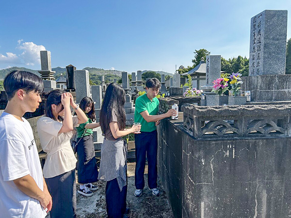 삼호고 학생들이 아소 탄광 조선인 강제징용자들을 기리며 제를 올리고 있다.