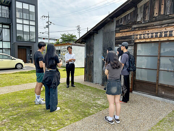 삼호고 학생들이 우토로 마을에서 관계자와 인터뷰를 진행하고 있다.