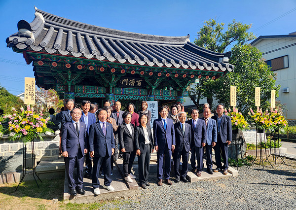 사진은 2023년 왕인박사 묘전제 참배단 모습 