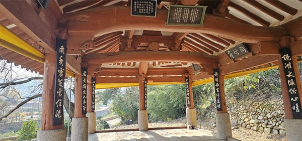 간죽정의 내부 - 정내 상단에는 재사당 이원이 쓴 , 송병선이 쓴 , 오한 박성건이 지은  6장, , 최두명이 지은  등 여러 편의 시문 편액이 걸려있다. 10개의 기둥마다 주련이 걸려있는데 한 쪽 방향에서 전체를 바라볼 수 있도록 방향을 약간 틀어놓은 점이 이채롭다.