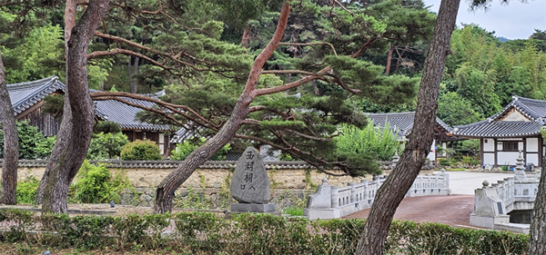 회사정 마루에서 건너다본 서호사 전경. 군서천을 사이에 두고 서호정마을과 남송정마을이 경계를 이룬다. 회사정은 서호정에, 서호사는 남송정에 속한다.