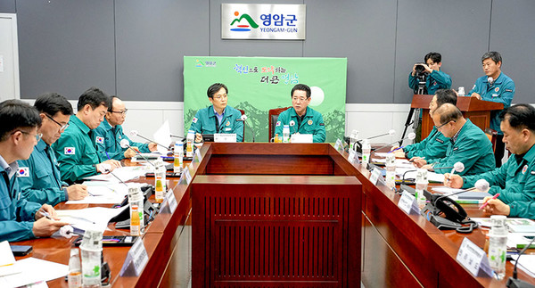 김영록 전라남도지사가 15일 오후 구제역 확산 방지 긴급 방역대책 상황 점검을 위해 영암군 재난상황실을 방문, 방역대책을 논의하고 있다.