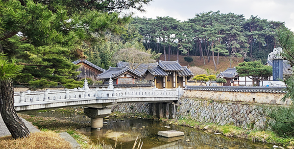 회사정에서 구림천을 가로지르는 다리를 건너면 태호 조행립의 발자취를 엿볼 수 있는 여러 가지 유물·유적을 만날 수 있다. 외삼문 취정(翠亭), 총취정, 서호사, 태호선생기념관 등을 둘러볼 수 있다. 아직은 추운 날씨이지만 외삼문 입구에 매화와 수선화가 환하게 피어 답사객을 환영해주고 있다. 