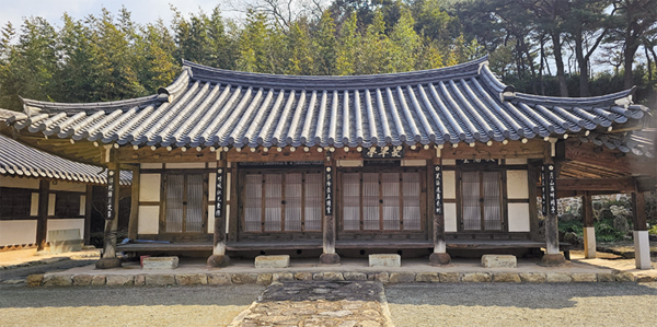 창녕 조씨 종회소 총취정(叢翠亭) 전경. 취정이라는 편액을 달고 있는 외삼문을 열고 경내에 들어서면 정면에 총취정이 단정히 서서 나그네를 반긴다. 좌측에는 제사청 건물이 있고, 우측 뒤편에 서호사 사당이 있다. 뒤로는 울창한 솔숲이 사당을 감싸고 있다. 