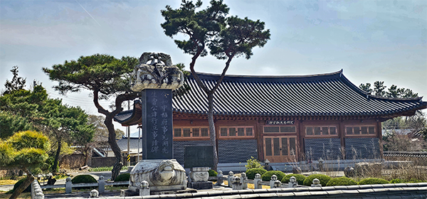 총취정 오른쪽에 있는 ‘태호 조행립 사적비’와 ‘태호선생 기념관’ 전경. 이 사적비는 숙종 37년(1711)에 공조좌랑(工曹佐郎) 박태초(朴泰初)가 지었다.