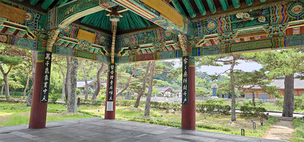 현유후의 상량문 편액이 걸려 있는 회사정 내부. 기둥 사이로 태호 조행립을 배향한 서호사와 총취정이 보인다.