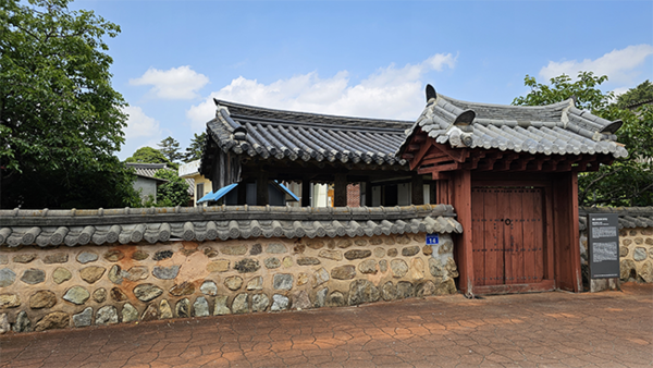 육우당 육우당은 정면 3칸, 측면 1칸의 골기와 맞배지붕으로 2칸은 마루, 1칸은 방으로 사용되고 있다. 육우당 대문 오른편에는 육우당에 대한 안내판이 세워져 있다.