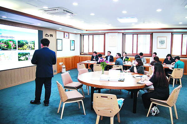 영암군은 지난 6월 25일 낭산실에서 ‘무화과 테마파크 조성사업’ 중간보고회를 갖고, 내년부터 본격적인 사업 추진에 나서기로 했다. 군은 이를 위해 올 하반기 행정 절차이행, 예산확보 등에 속도를 내기로 했다.