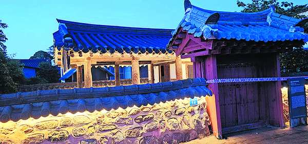 구림마을 육우당 야경. 대문이 낡아 수리 보수를 위해 띠가 둘러쳐져 있다. 