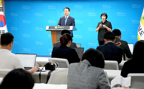 김영록 전라남도지사가 11일 도청 브리핑룸에서 이재명 정부의 획기적 RE100 산업단지 정책에 대한 환영문을 발표하고 있다.