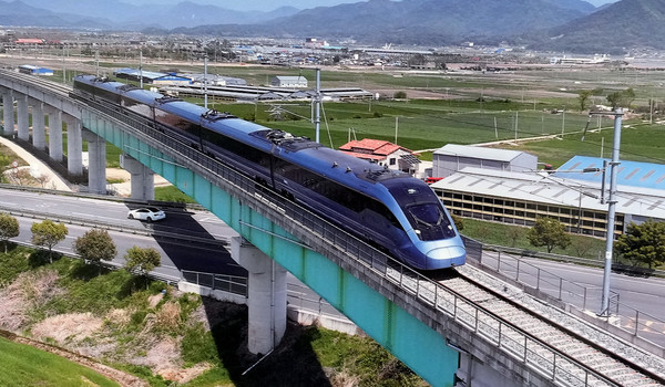 영암 ‘철도 시대?’ 오는 9월 말 개통 예정인 전남 남해선 목포-보성 간 철도 시운전이 지난 10일 있었다. 원안 사진은 학산면 은곡리에 세워진 영암역 표지판과 전국 철도 노선.