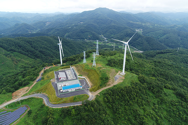 신재생에너지는 이제 선택이 아닌 생존의 문제다. 그러나 기술과 자본만으로는 지속가능한 전환을 이룰 수 없다. 지역과의 신뢰, 소통, 공정한 분배의 구조가 마련돼야 한다. 사진은 금정면 활성산에 들어선 영암풍력발전소와 삼호 태양광발전소 전경.