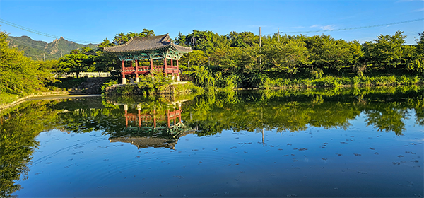 상대포 전경. 상대정 뒤로 우뚝 솟은 주지봉이 보인다.