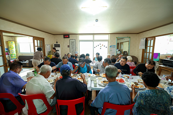 70여 가구, 150여 명이 사는 경기도 여주시 구양리 마을은 지난해 4월 마을회관, 창고 등 6개소에 997㎾ 규모의 태양광 발전소를 완공, 봄·가을 월평균 2천400~3천만원, 겨울철 1천700만원 가량의 수익을 올려 전액 마을 복지에 사용하고 있다. 교통이 불편한 어르신을 위해 ‘행복버스’를 운영하고, 마을식당에서는 점심때 무료급식이 제공된다.