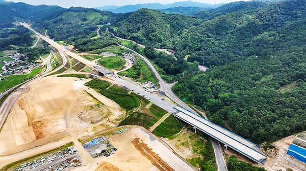 지난 2017년 착공한 광주 서구 벽진동~강진 성전면(51.1㎞) 구간은 8월 현재 공정률 82%를 보이고 있으며, 내년 말 준공 예정이다. 사진은 월출산휴게소 나들목 공사현장.