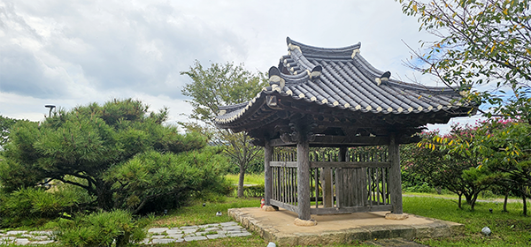 서구림리 신흥동 상대포 역사공원 입구에 세워진 정원명석비. 영암군은 비각을 세워 보존하고 있다. 1650년 70세가 된 태호 조행립은 이 석비의 정체가 매향비(埋香碑)임을 밝히는 시를 지어 문집에 남겼다. 후세인들이 이러한 문헌을 제대로 읽지 않아서 소중한 문화유산을 제대로 알아보지 못하고 소홀히 대접했던 것이다.