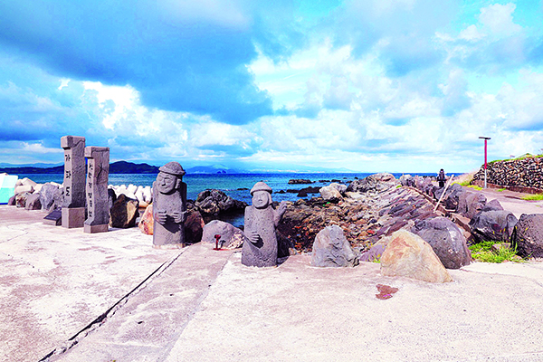 가파도에 들어서면 ‘친환경 명품섬’을 알리는 돌표지판과 상징물 돌하르방이 가장 먼저 방문객을 맞이한다.