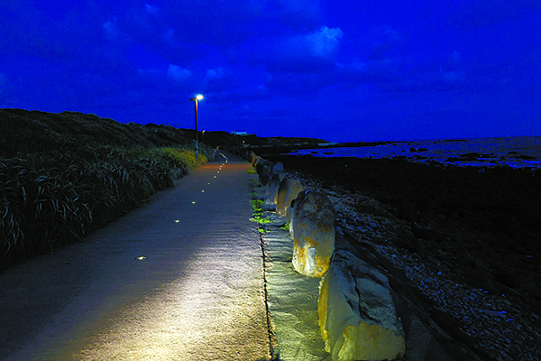 어둠이 내린 가파도, 드문드문 켜지는 태양광 가로등만으로는 섬을 밝히기에 턱없이 부족해 밤길을 라이트 없이 걷기 힘들다.
