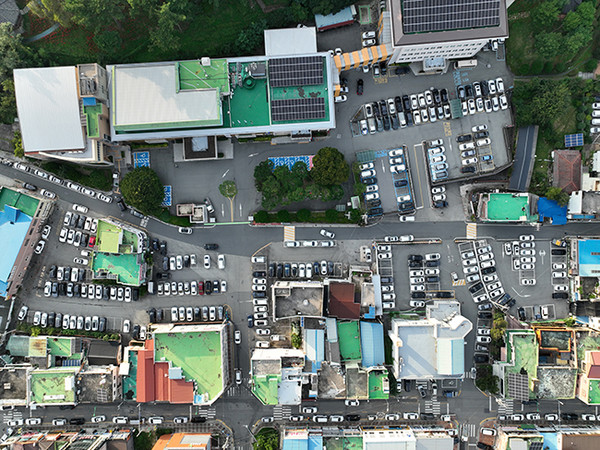 주차장으로 둘러쌓인 영암군청. 군청사 내 지하와 정문 앞 주차장, 그리고 인근에 빌딩주차장 두 곳이 최근 수년 사이 건립됐지만, 여전히 주차난이 지속되면서 군청 주변 골목까지 온통 차량들로 북새통을 이루고 있다. 사진은 드론으로 촬영한 영암군청 주변 모습.