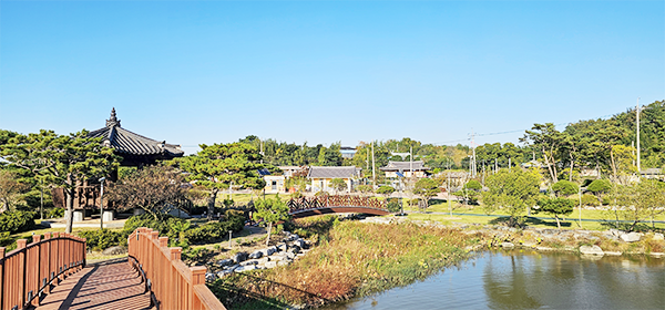 상대포 역사공원 목교에서 바라본 신흥동 마을 전경.