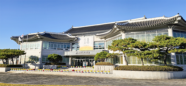 회사정 맞은편에 자리한 ‘영암도기박물관’ 전경. 군서면 서호정길(서구림리)에 있는 도기박물관은 국내 최초의 고화도(高火度) 시유도기(施釉陶器)인 '구림도기'의 역사적 가치와 문화를 보존하고 계승하기 위해 설립된 전문 박물관이다. 시설로는 수장고, 전시실, 판매장, 공방, 전통가마 등이 있으며 체험교육장으로 활용되고 있다.