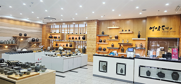 영암도기박물관 내 도기 전시장. 컵·그릇·접시·사발·다기 등 생활용품을 전시 판매하고 있다. 장작가마에서 소성된 도기는 가스 가마보다 더 높은 가격으로 판매된다. 2층 기회전시실에서는 ‘음다(飮茶): 차 문화와 차도구 이야기’ 특별전이 열리고 있다.